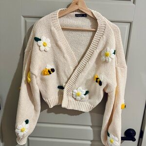 SHEIN Plus Size Cream Cropped Sweater with Bee and Flower Embroidery